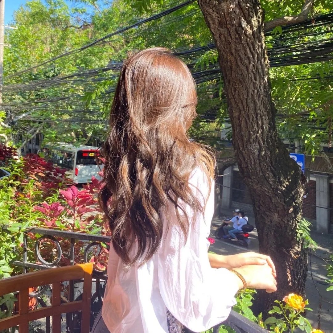 坡道上的红屋顶海报